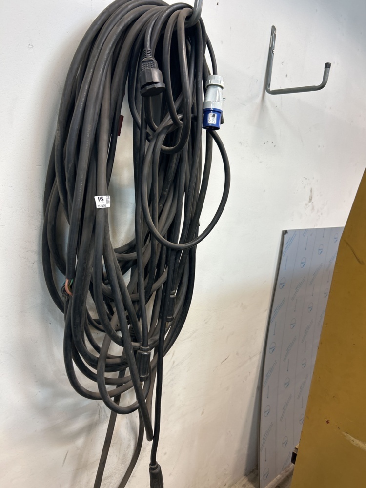 1574965-2 Lot of cables and lifting equipment