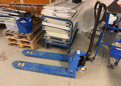 Transport trolley and pallet truck