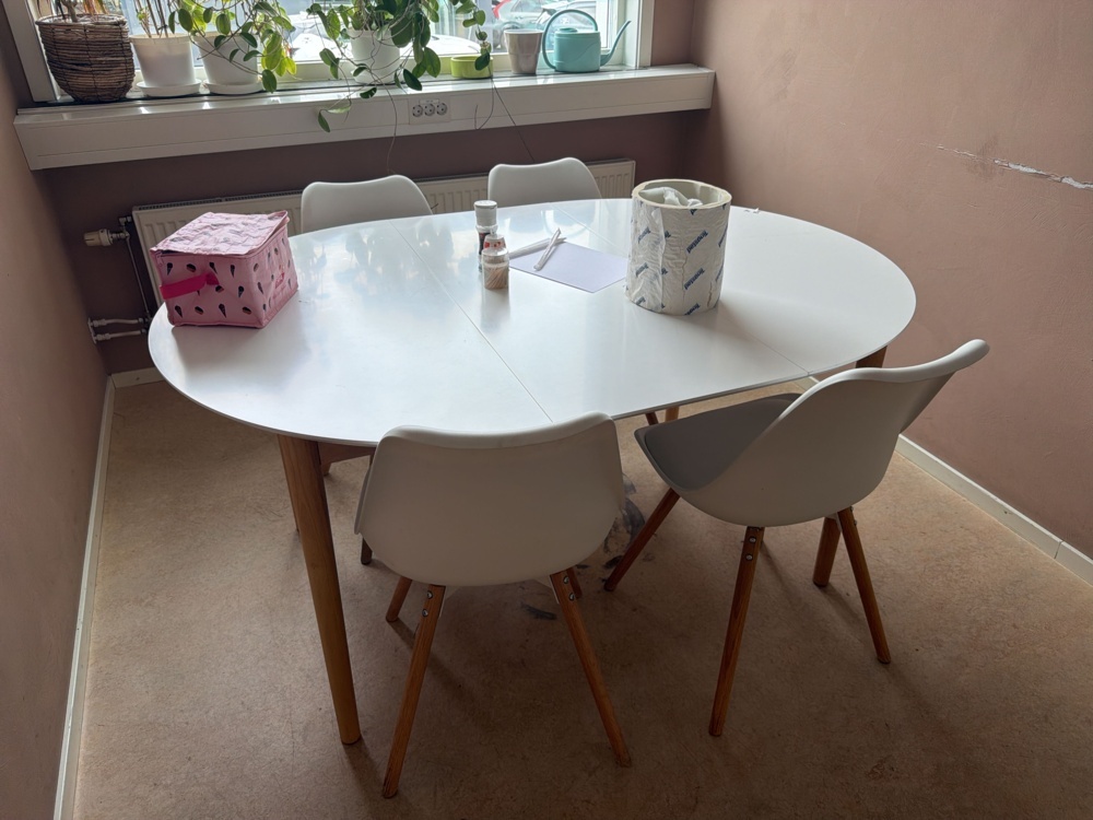1594728-1 Kitchen table with 4 chairs, capsule machine and kettle