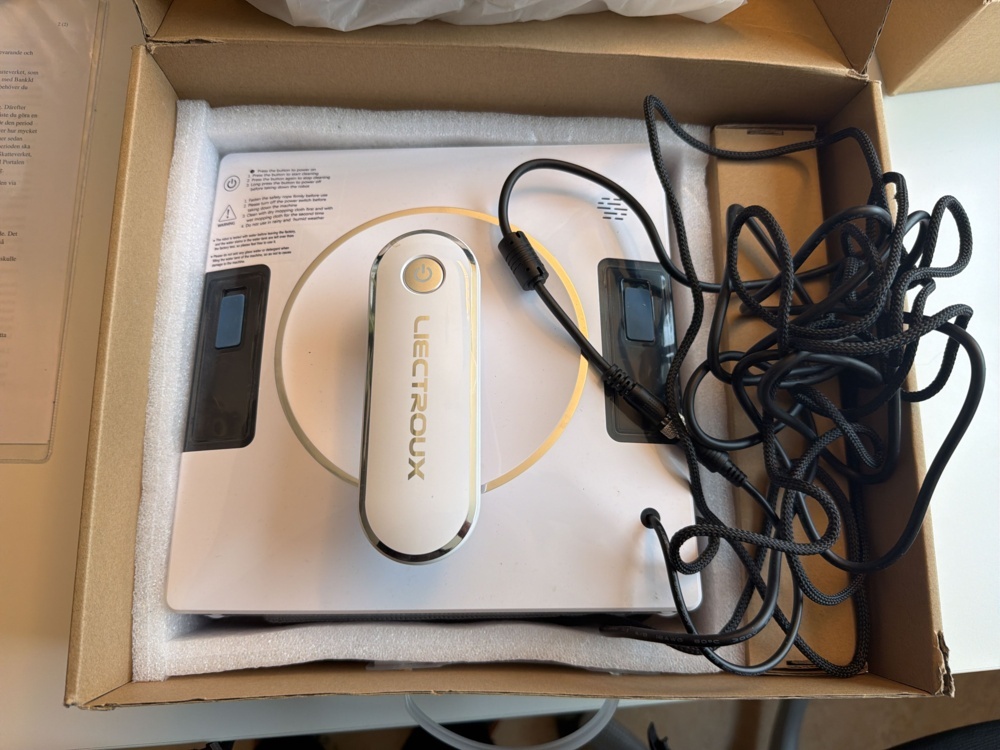 1594731-1 Window cleaning robot with accessories - Liectroux YW509