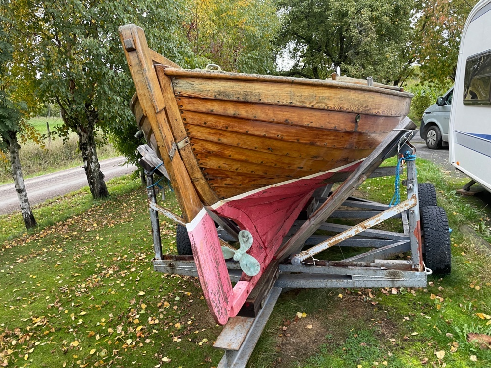 1598719-2 Träbåt med motor