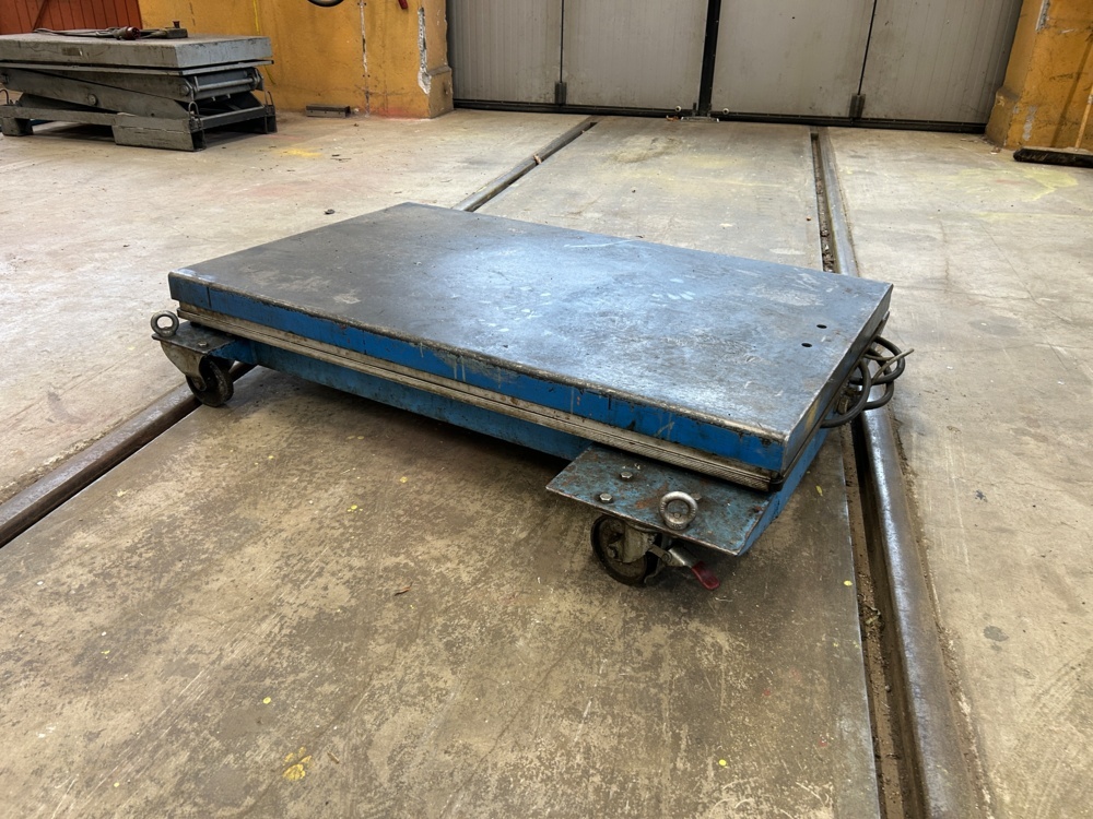 1598301-1 Elektriskt lyftbord på hjul