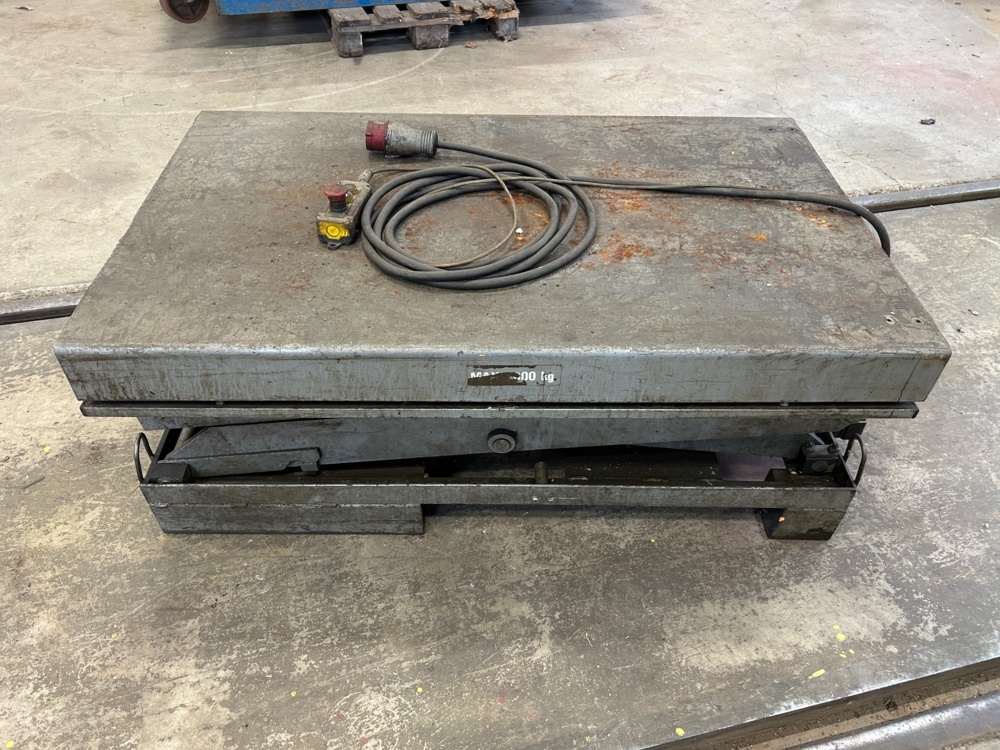 1598302-2 Elektriskt lyftbord