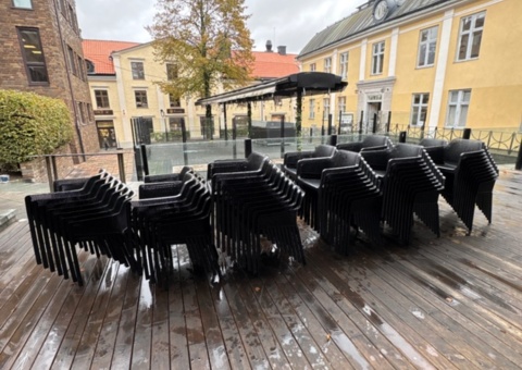 Samling med 94 stapelbara plaststolar