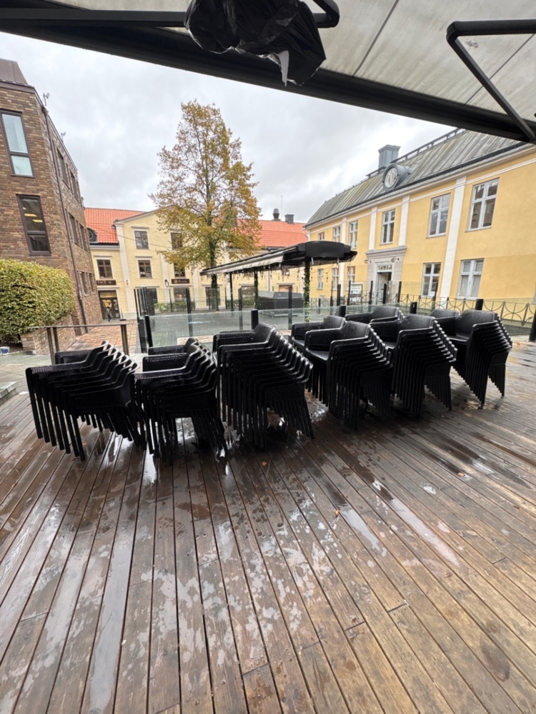 1536147-1 Samling med 94 stapelbara plaststolar