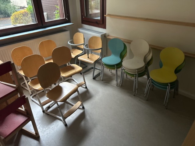 1545089-2 Parti med möbler, förvaring, husgeråd och övrig inredning
