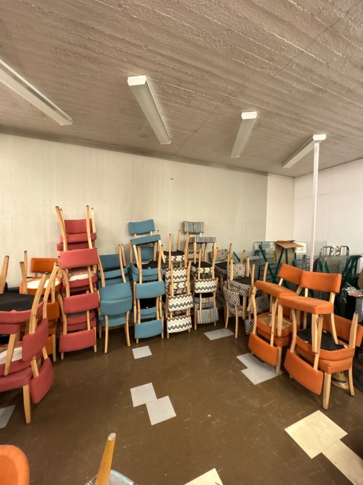 1536148-1 Samling med 49 klädda stolar