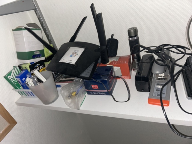 1545090-7 Samling med kontorsmöbler, elektronik och övrigt innehåll