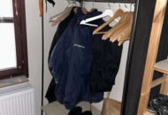 1545092 Hyllor, kläder, skor och övrigt förrådsinnehåll