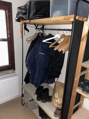 1545092-1 Hyllor, kläder, skor och övrigt förrådsinnehåll