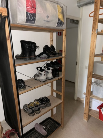 1545092-4 Hyllor, kläder, skor och övrigt förrådsinnehåll