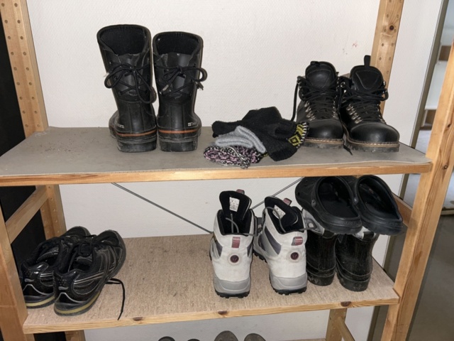 1545092-2 Hyllor, kläder, skor och övrigt förrådsinnehåll