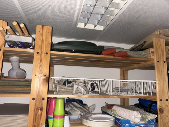 1545092-7 Hyllor, kläder, skor och övrigt förrådsinnehåll