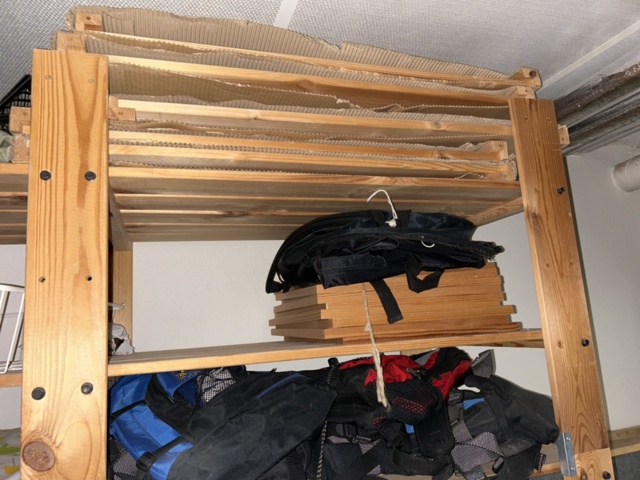 1545092-6 Hyllor, kläder, skor och övrigt förrådsinnehåll