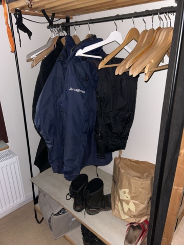 1545092-11 Hyllor, kläder, skor och övrigt förrådsinnehåll