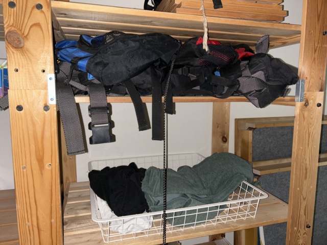 1545092-24 Hyllor, kläder, skor och övrigt förrådsinnehåll