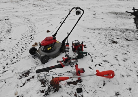 Gräsklippare, vattenpump samt trädgårdsredskap