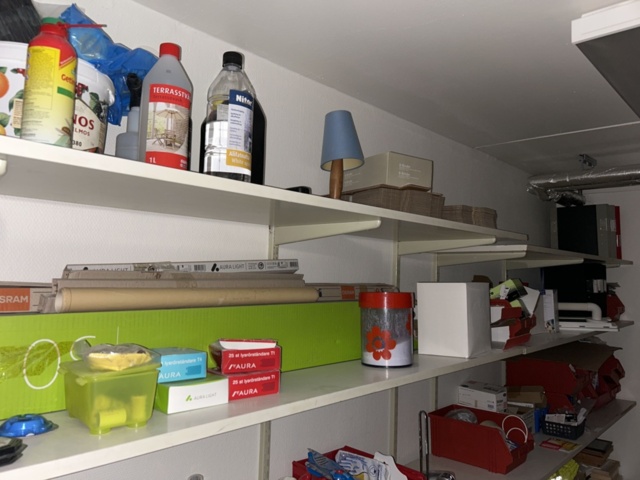 1545095-3 Hyllor och diverse förrådsinnehåll