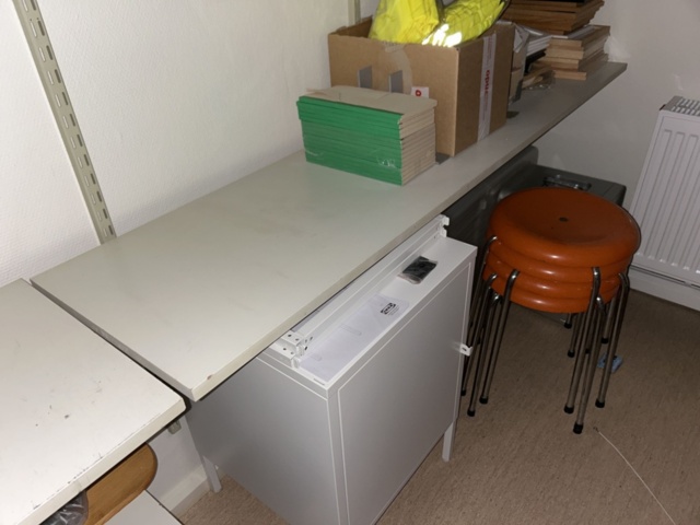 1545095-8 Hyllor och diverse förrådsinnehåll