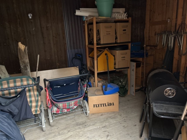 1545105-1 Trädgårdsutrustning, maskiner och övrigt förrådsinnehåll