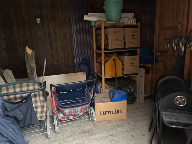 1545105-2 Trädgårdsutrustning, maskiner och övrigt förrådsinnehåll