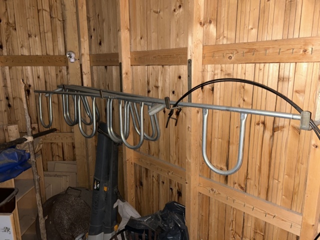 1545105-6 Trädgårdsutrustning, maskiner och övrigt förrådsinnehåll