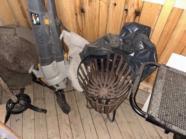 1545105-8 Trädgårdsutrustning, maskiner och övrigt förrådsinnehåll