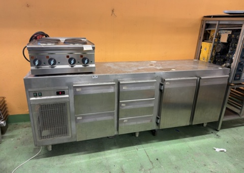 Refrigerated counter with stove