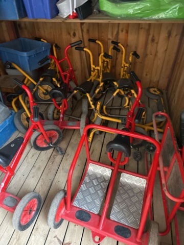 1545106-3 Cyklar, leksaker och trädgårdsredskap
