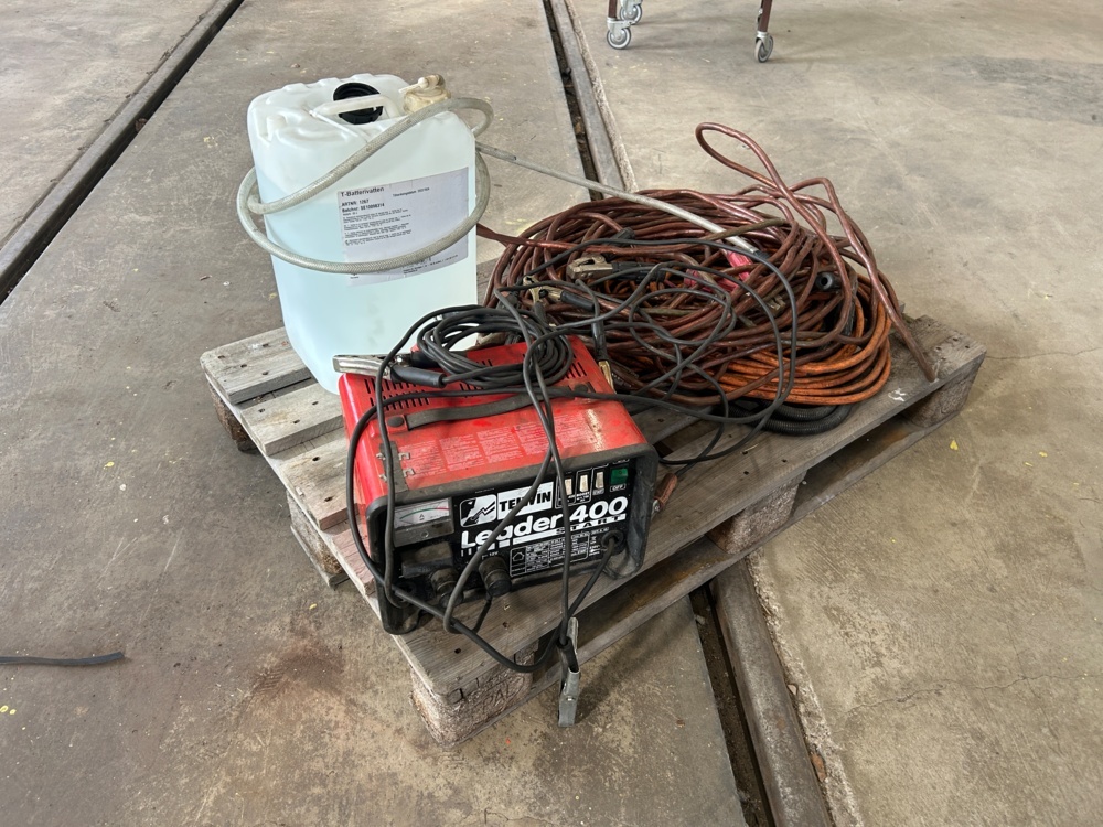 1598364-1 Batteriladdare med startkablar och batterivatten - Telwin