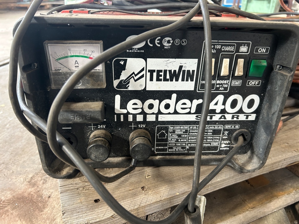 1598364-2 Batteriladdare med startkablar och batterivatten - Telwin