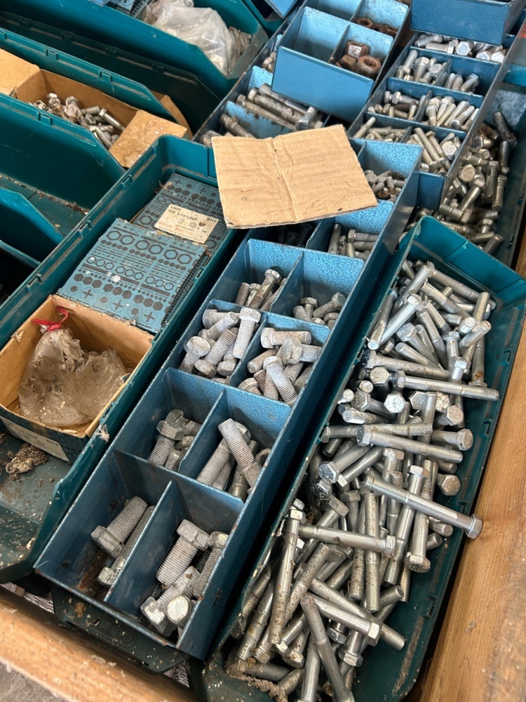 1598379-2 Parti med bultar, brickor, muttrar