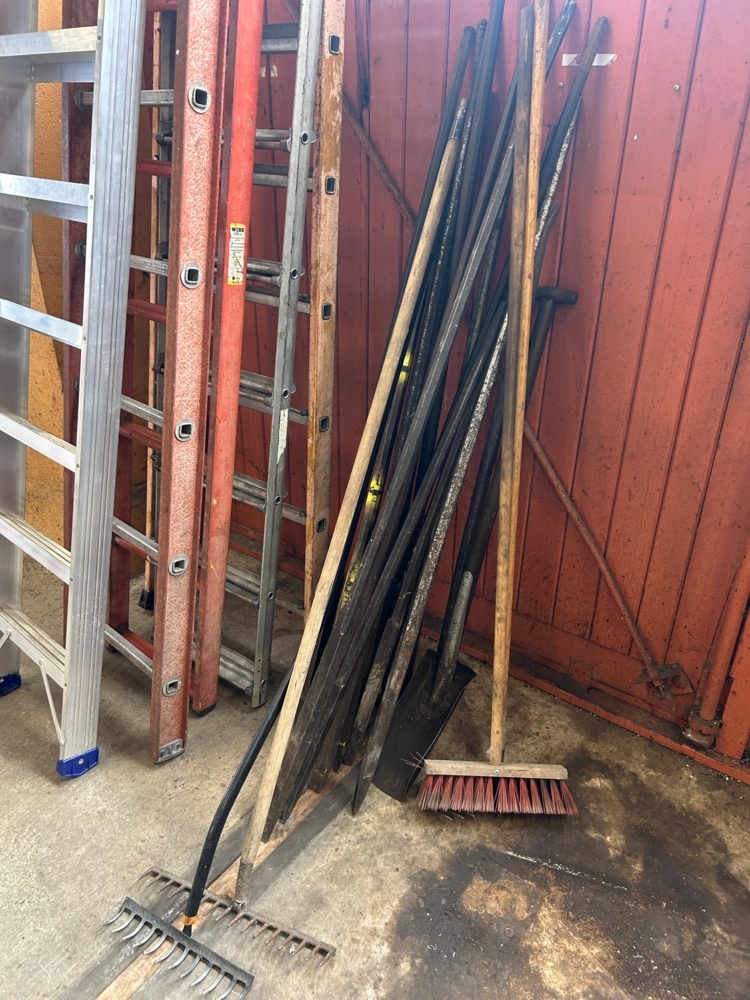 1598381-2 Stegar 5 st samt trädgårdsredskap - Skeppshult, Zarges, m.fl