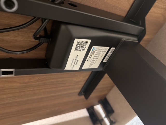 1566455-4 Elektriskt höj- och sänkbart skrivbord med skärmväggar och kontorsstol