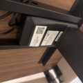 1566456-4 Elektriskt höj- och sänkbart skrivbord med skärmväggar och kontorsstol