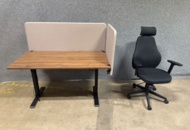 1566457 Elektriskt höj- och sänkbart skrivbord med skärmväggar och kontorsstol
