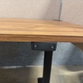 1566457-3 Elektriskt höj- och sänkbart skrivbord med skärmväggar och kontorsstol