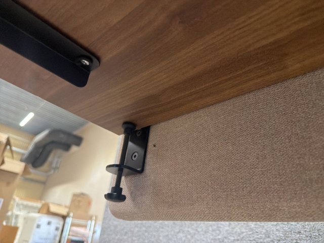 1566459-6 Elektriska höj- och sänkbara skrivbord 2 st med skärmvägg