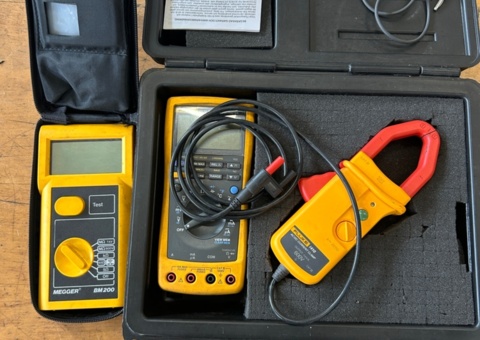 Mätinstrument Fluke och Megger med strömtång och tillbehör