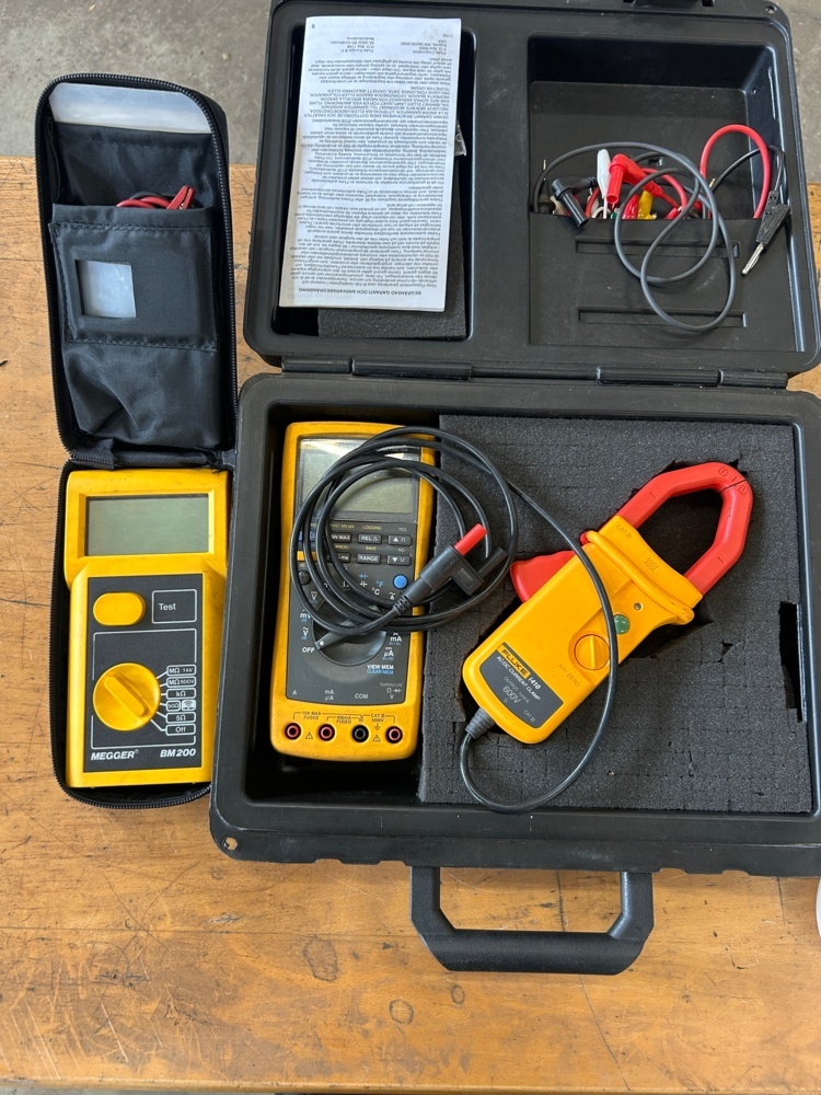 1598392-1 Mätinstrument Fluke och Megger med strömtång och tillbehör