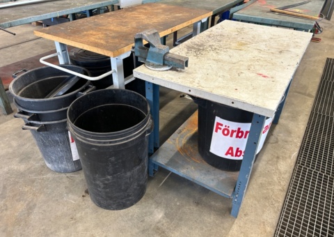 2 arbetsbord med ca 6 st baljor