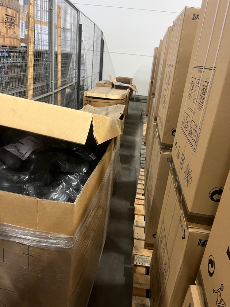 1540081-2 Lot of valves, water traps and associated plumbing parts - approx. 5 pallets