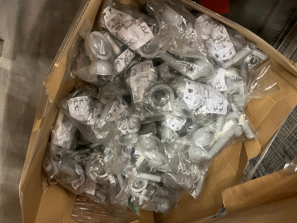 1540081-1 Lot of valves, water traps and associated plumbing parts - approx. 5 pallets