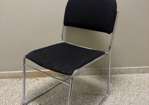 Samling med stapelbara stolar – 90 st