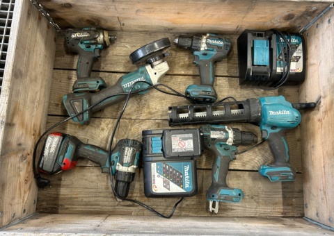 Parti Makita batteriverktyg med laddare – skruvdragare, vinkelslip, fogpistol m.m.