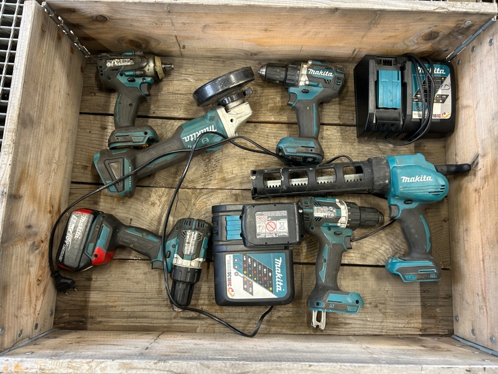 1598438-1 Parti Makita batteriverktyg med laddare – skruvdragare, vinkelslip, fogpistol m.m.