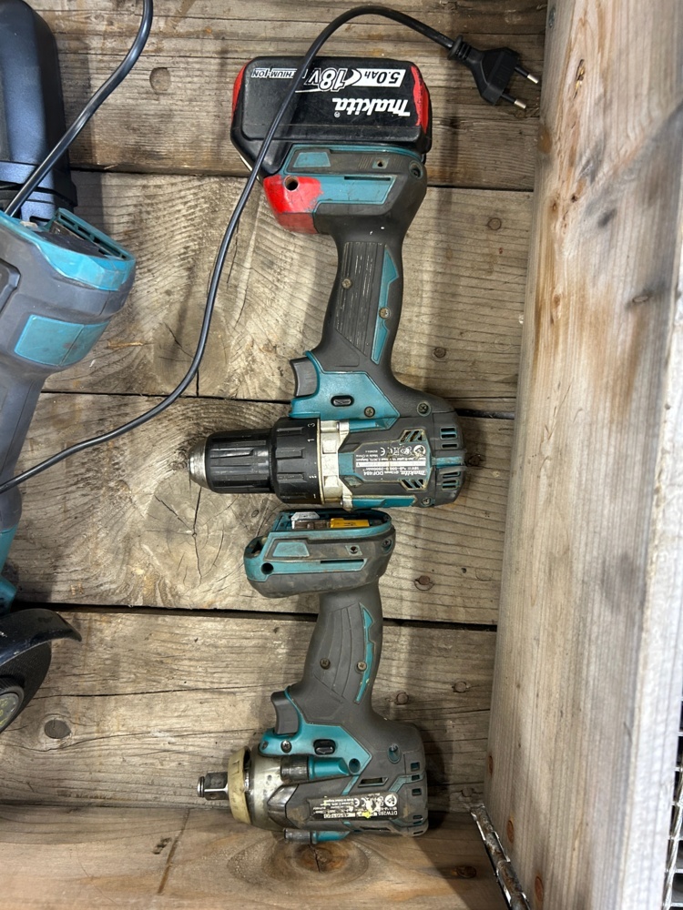 1598438-2 Parti Makita batteriverktyg med laddare – skruvdragare, vinkelslip, fogpistol m.m.