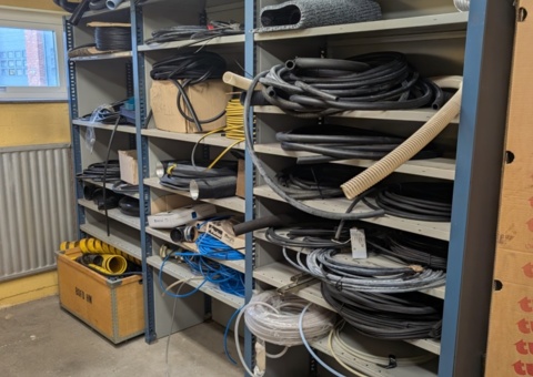 5 st hyllor med innehåll
