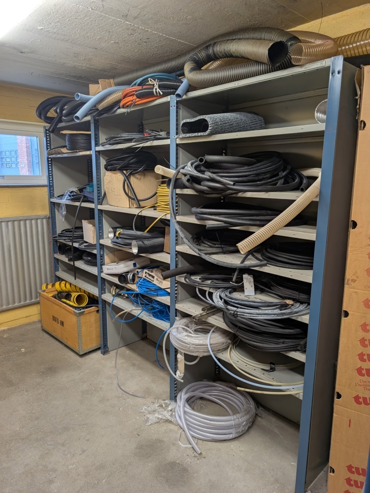 1598473-1 5 st hyllor med innehåll