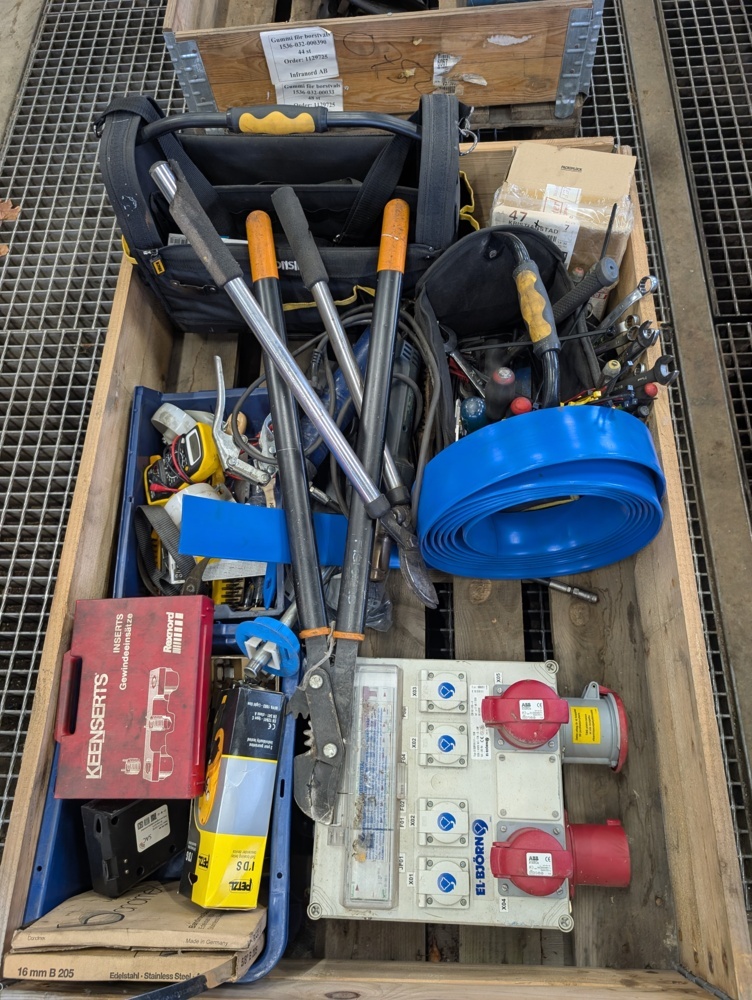 1598446-1 Blandparti med handverktyg, elmaterial och mätinstrument
